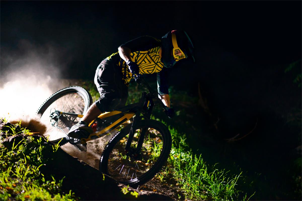 Nocny rower to świetna okazja, aby poczuć zastrzyk adrenaliny.