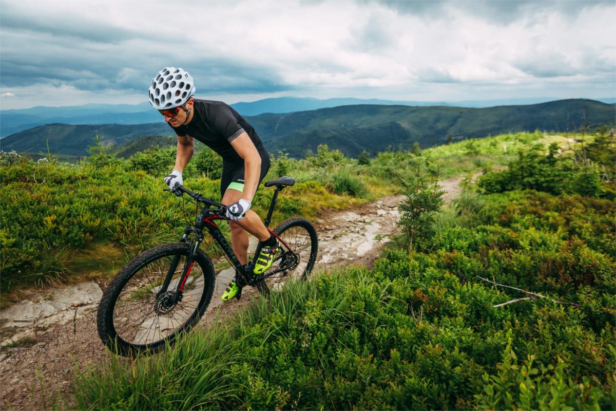 Sztywny hardtail to sposób nie tylko na XC, istnieją kolarze, którzy wybierają go Trailu, a nawet - rzadko - do Downhillu!
