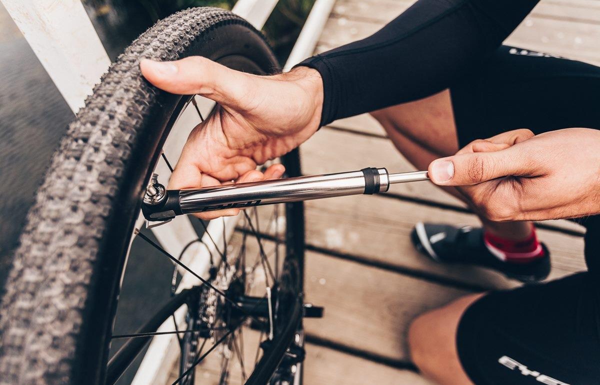 Pompka rowerowa ręczna i wentyl presta