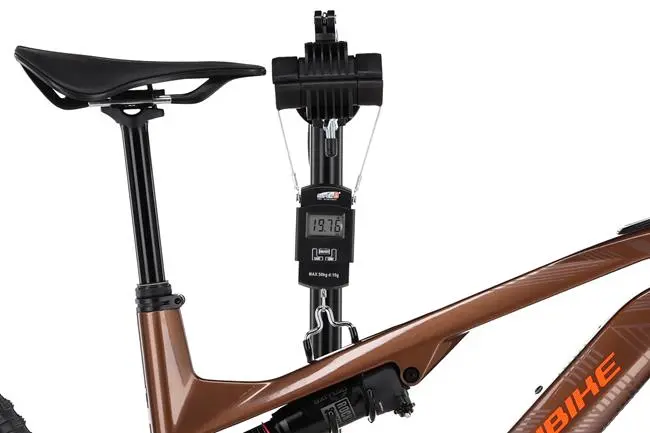 Waga roweru Haibike Lyke CF 10 w rozmiarze 17,5" i z baterią 430 Wh wynosi 19,76 kg.