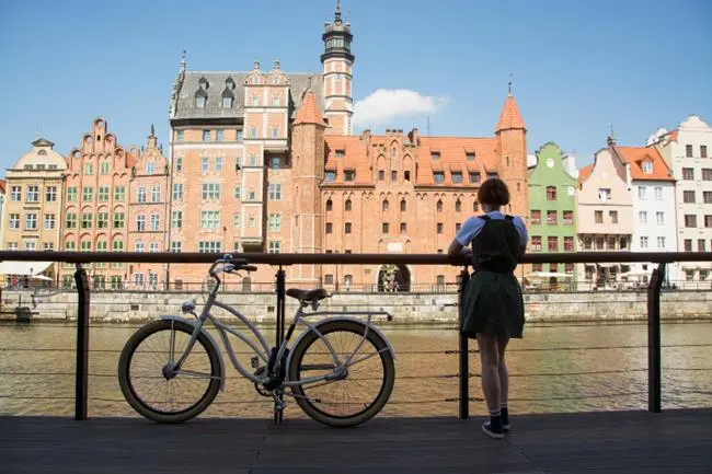 Rowerzystka podziwiająca Gdańsk