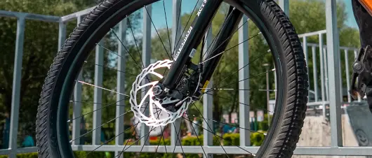 Połyskująca tarcza hamulcowa w rowerze.