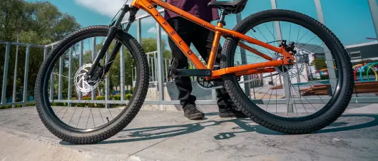 Zaprezentowane przez rowerzystę w skateparku koła rowerowe.