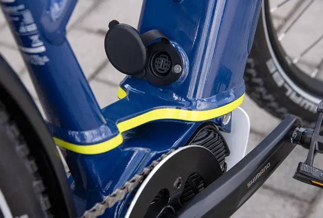 Gniazdo ładowania w e-bike'u.