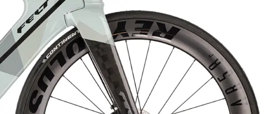Karbonowe koła Reynolds w triathlonowym rowerze Felta.