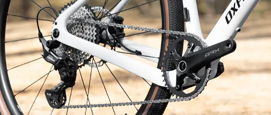 Osprzęt Shimano GRX w białym gravelu.