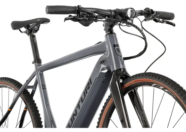 Rower Tunturi E-gravel widziany z przodu.