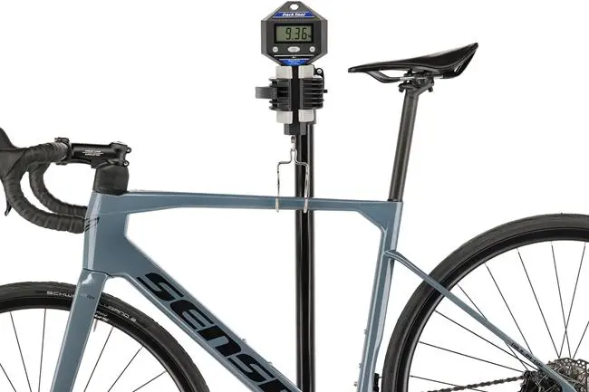 Waga roweru SENSA Giulia GF Comp w wersji z ramą 54,5 cm to 9,36 kg.