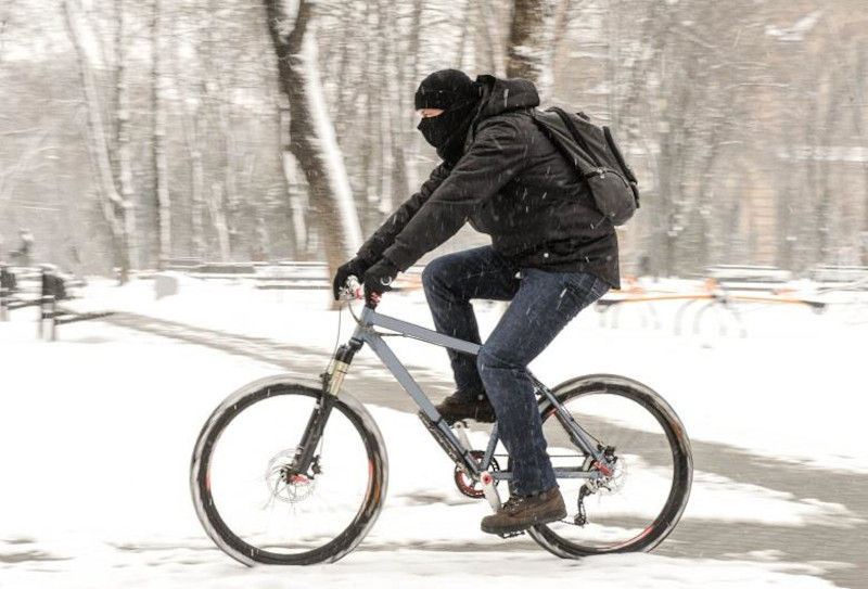 mężczyzna zimą na rowerze