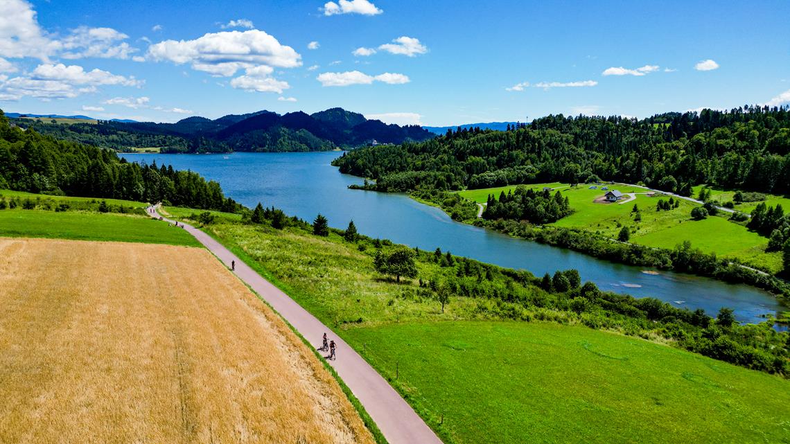 Ścieżka rowerowa z widokiem na rzekę.