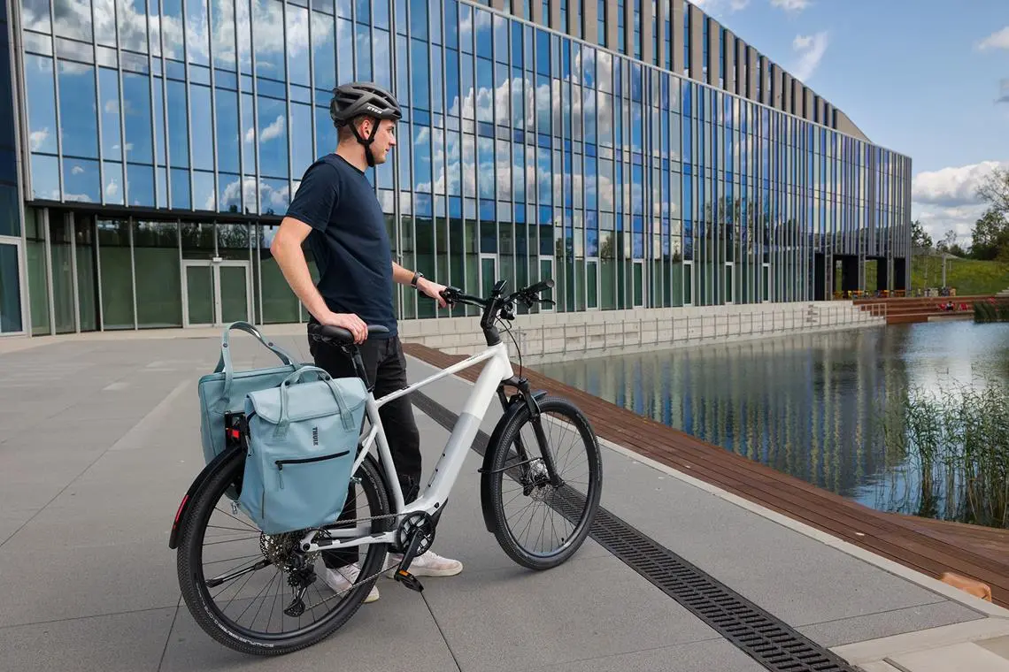e-bike z sakwą od Thule