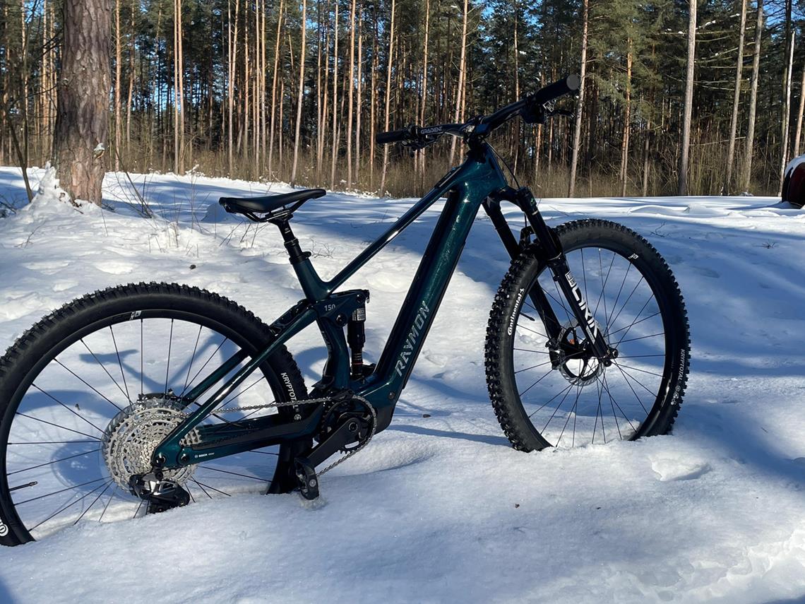 Airok Ultra w śniegu.