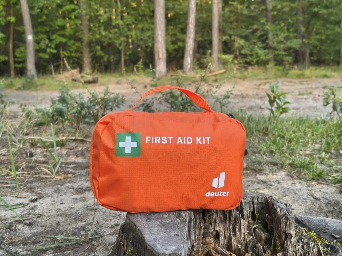 apteczka Deuter First Aid Kit na pieńku w lesie