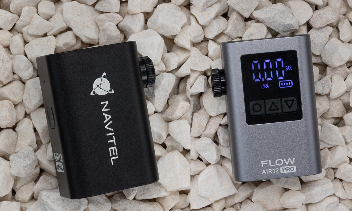 Pompki Navitel Air12 Mini (z lewej) i Navitel Air12 Pro (z prawej) leżące na białych kamyczkach ozdobnych.