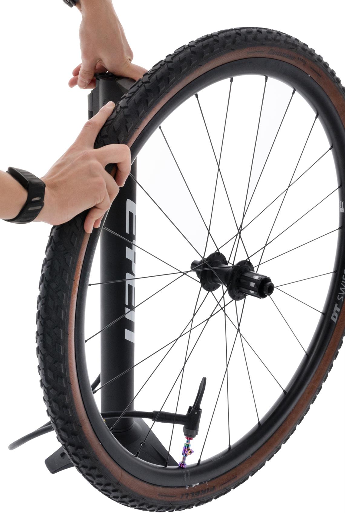 Zbiornik na sprężone powietrze EYEN Ben w połączeniu z wentylami Big Bore — osadzanie stopki opony na obręczy przestaje być walką.