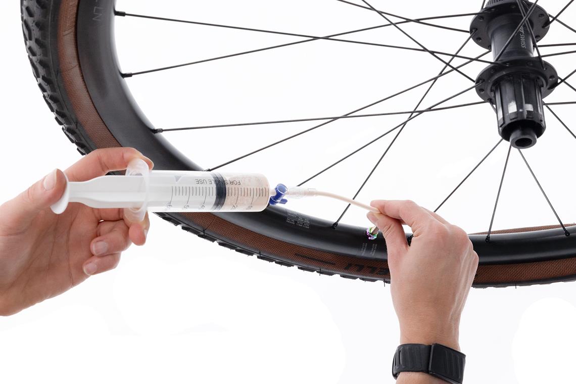  60 ml mleka przez wentyl strzykawką — najczystszy sposób. Otwierasz dźwignię Big Bore, wsuwasz rurkę strzykawki i wlewasz. Żadnego brudzenia, żadnych odprysków.