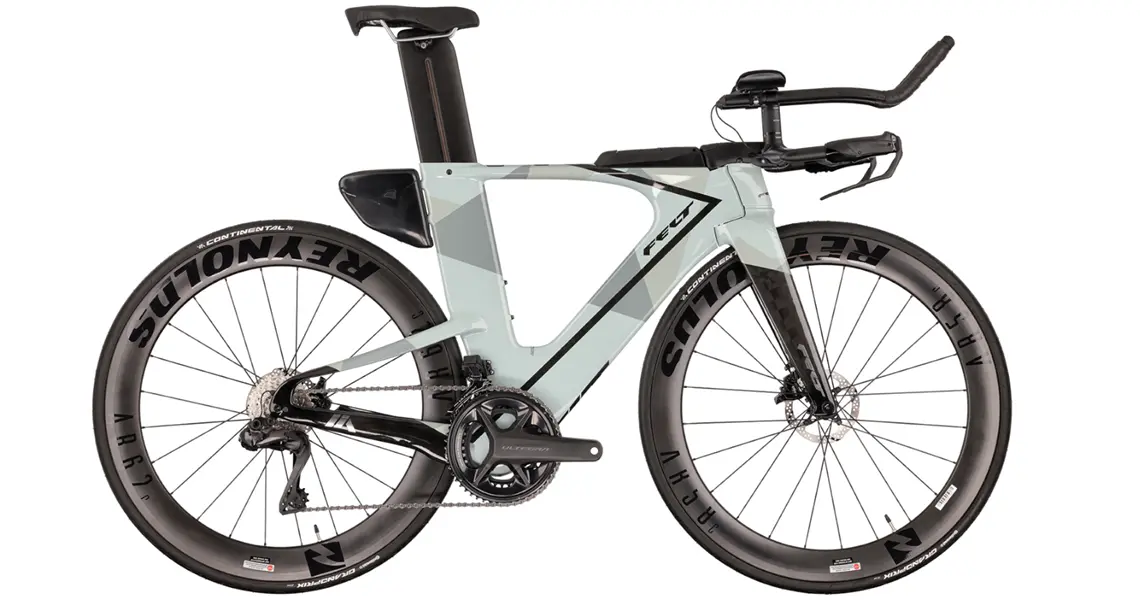 Triathlonowy rower Felta widziany z boku.