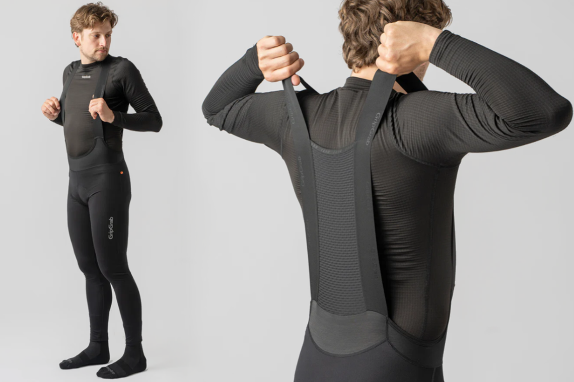 Mężczyzna przymierza kolarskie spodenki z szelkami.