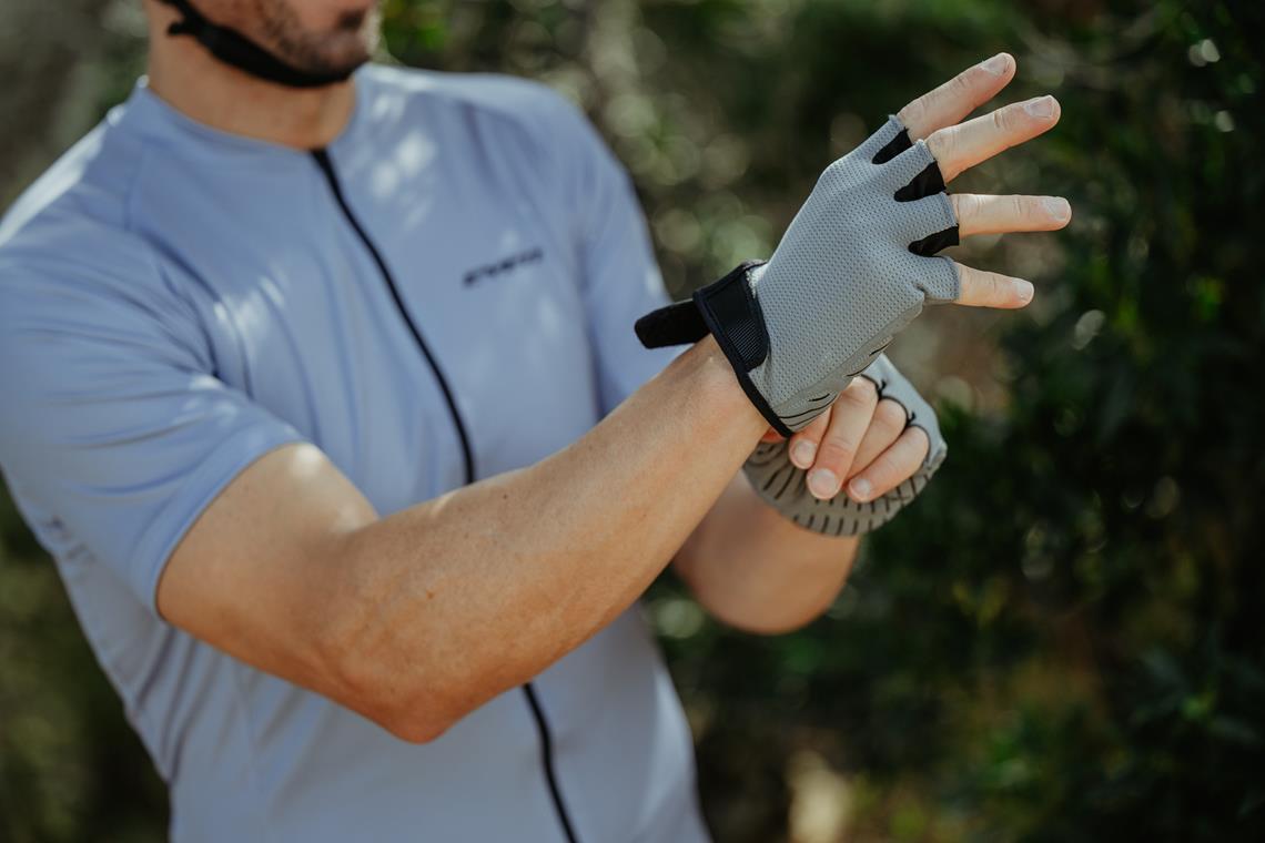 Mężczyzna zakłada rękawiczki rowerowe.