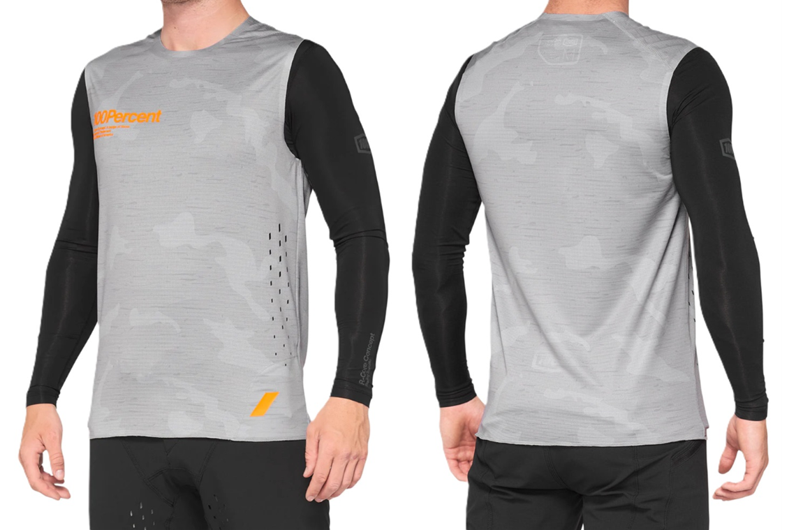 Mężczyzna przymierza wyścigowe ubrania MTB marki 100%.