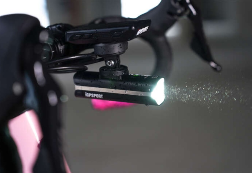 Lampka przednia IGPSPORT VS1200 + uchwyt M82