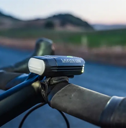 Lampka przednia LEZYNE React Drive