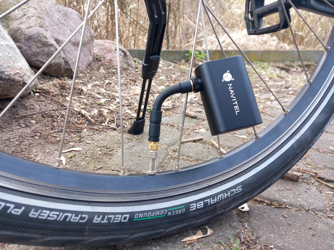 Pompka Navitel Air12 Mini na oponie.