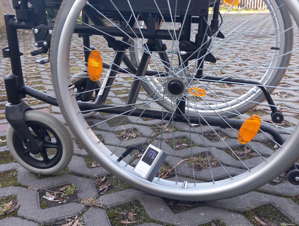 Pompka Navitel Air12 Pro na oponie wózka inwalidzkiego.
