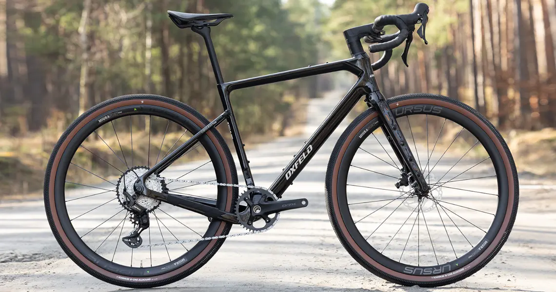 Karbonowy gravel marki Oxfeld stoi na leśnej ścieżce