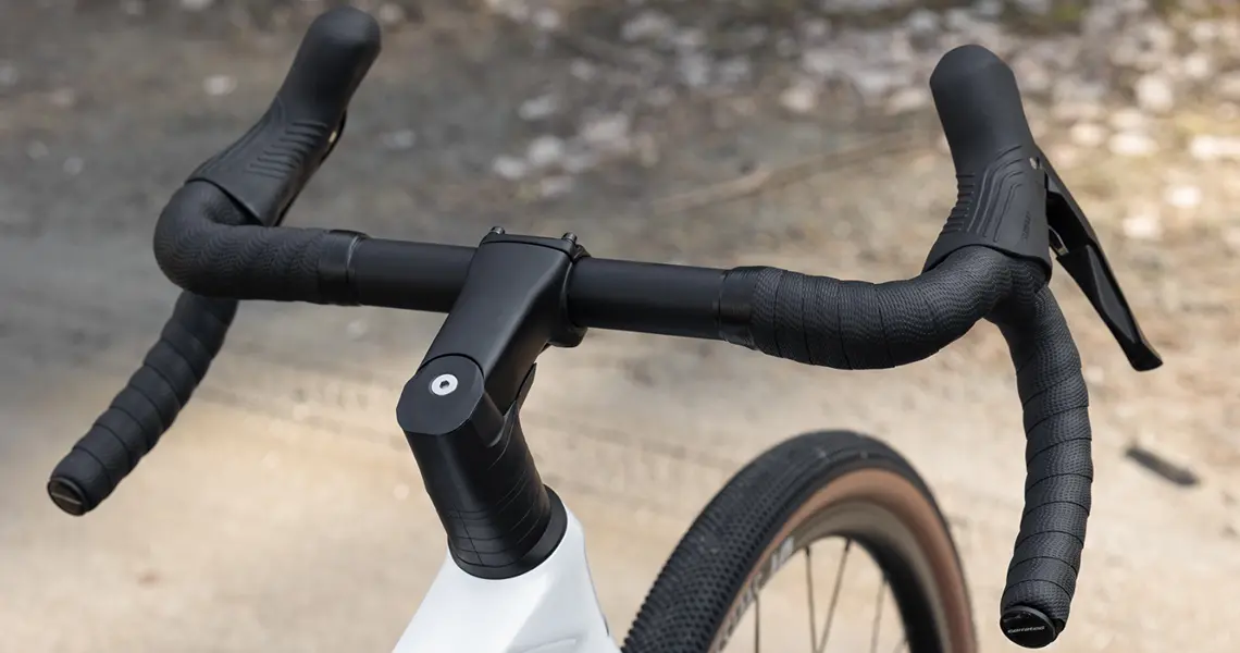 Kierownica roweru gravelowego.