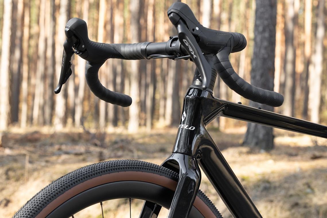 Carbonowy widelec z dużym prześwitem na opony