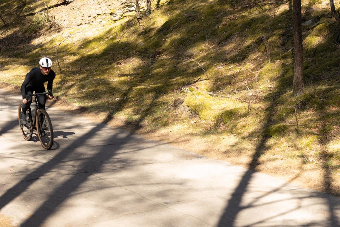 Gravel na nierównym asfalcie.