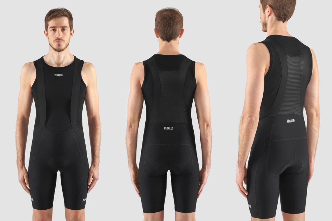 Mężczyzna przymierza spodenki rowerowe marki PEdALED