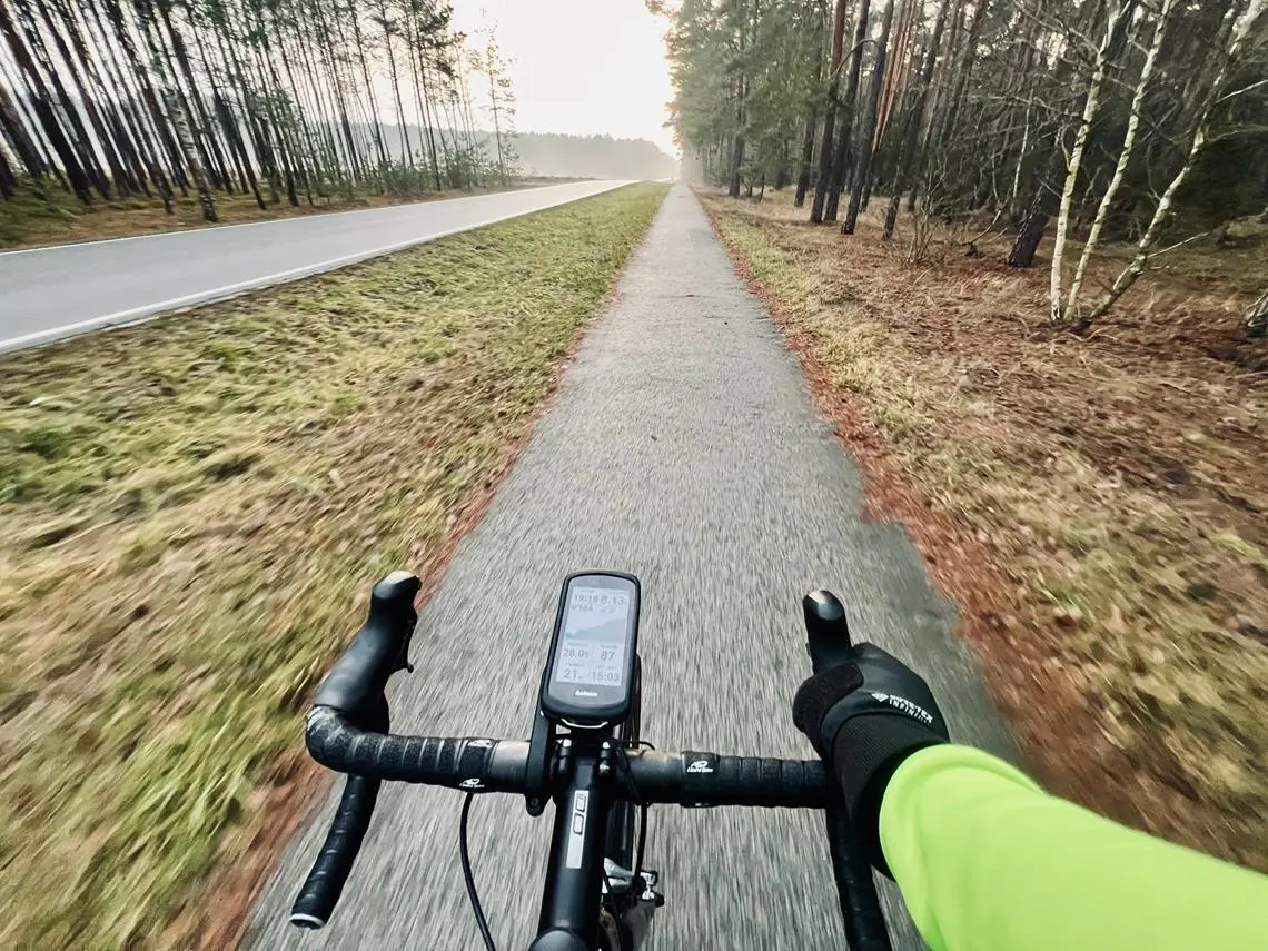 Rowerzysta jadący ścieżką dla rowerów jesienią