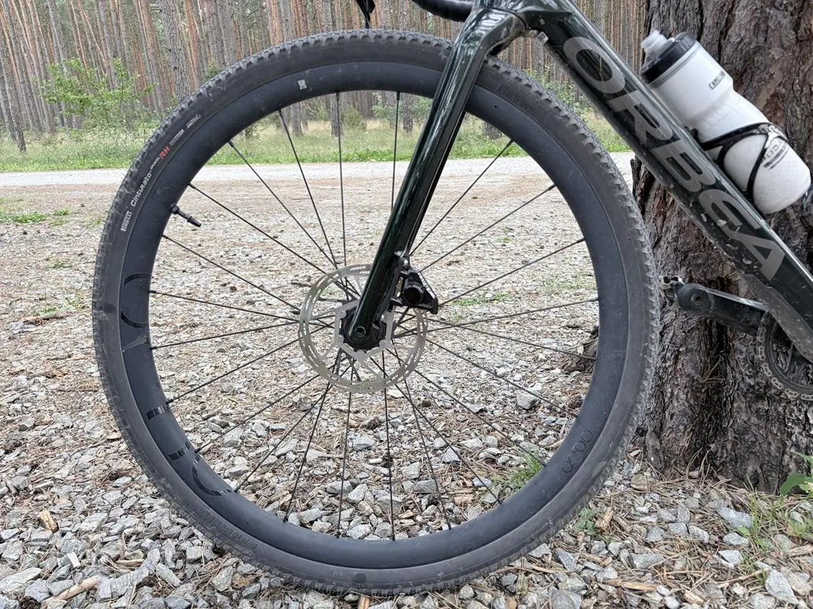 opona Pirelli na gravelu Orbea.