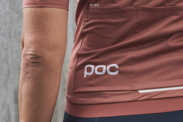 Logo POC z tyłu koszulki damskiej kolarskiej.
