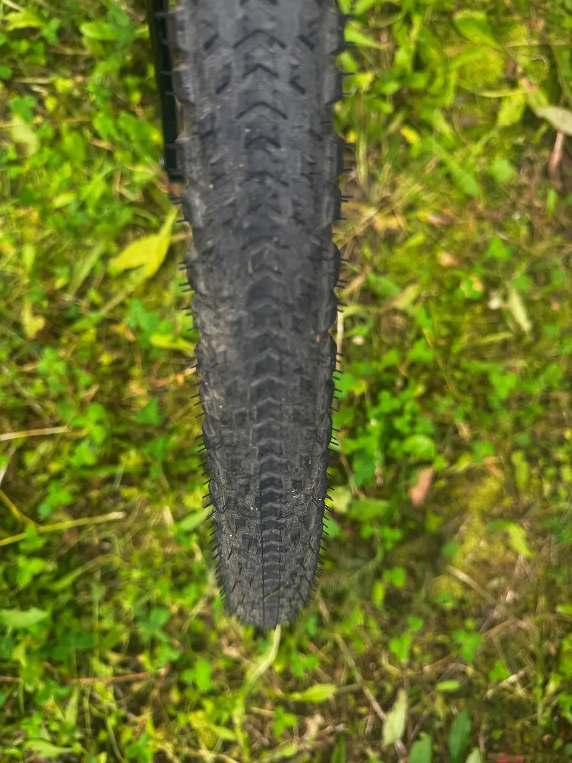 Bieżnik opony Pirelli Cinturato Gravel RM Retro widziany z góry.
