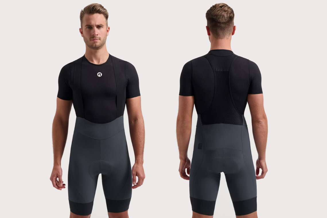 Mężczyzna przymierzający ubranie kolarskie marki Rogelli.