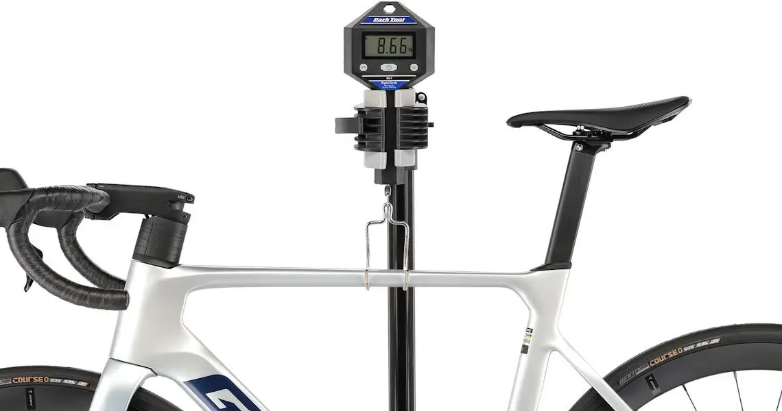 Waga roweru Giant Propel Advanced 2 w rozmiarze ramy M wynosi 8,66 kg.