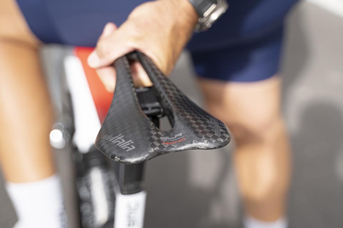 Kolarz szosowy z siodełkiem Selle Italia.