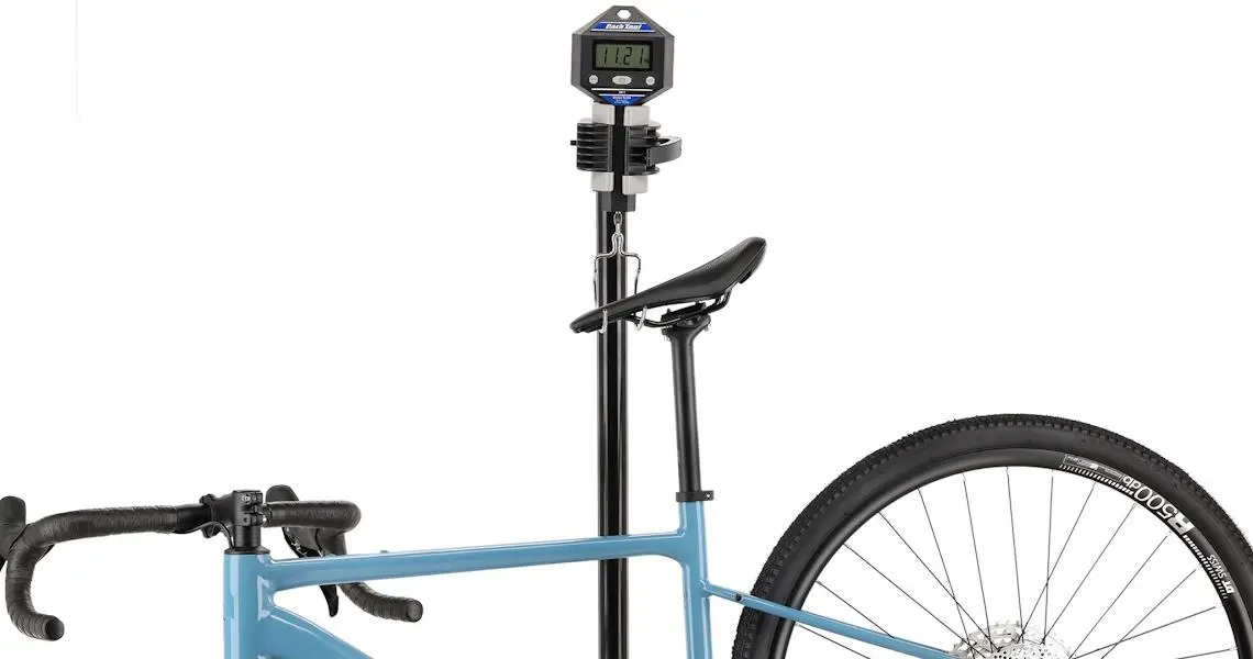 Waga roweru Kross Path 5.0 w wersji z ramą M wynosi 11,21 kg.