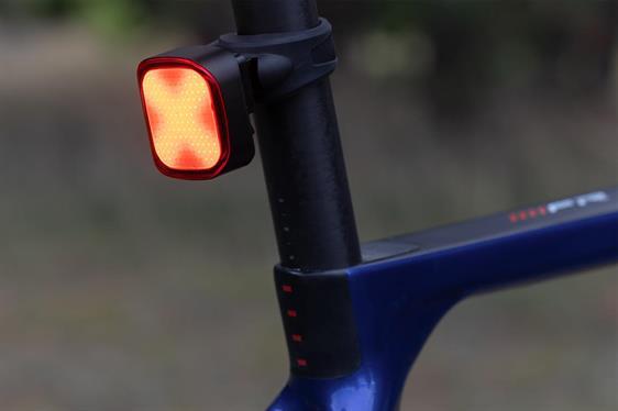 Mniej lumenów, więcej sprytu. Test zestawu lampek Eyen Glow PRO
