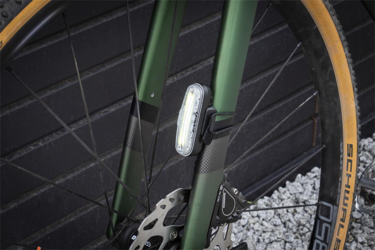 Lekkie lampki rowerowe Eyen Peleton to sposób na bezpieczną jazdę.