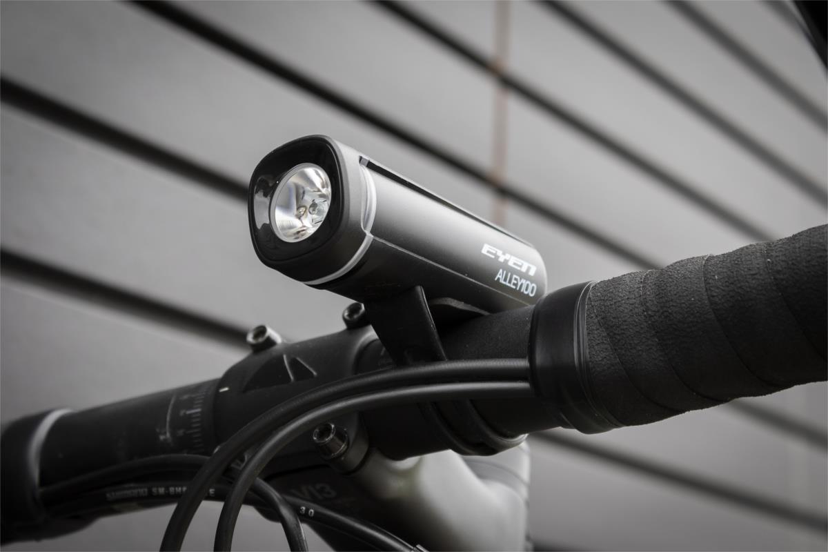 Lampka rowerowa przednia Eyen Alley 100 posiada pojedynczą, mocną diodę LED.