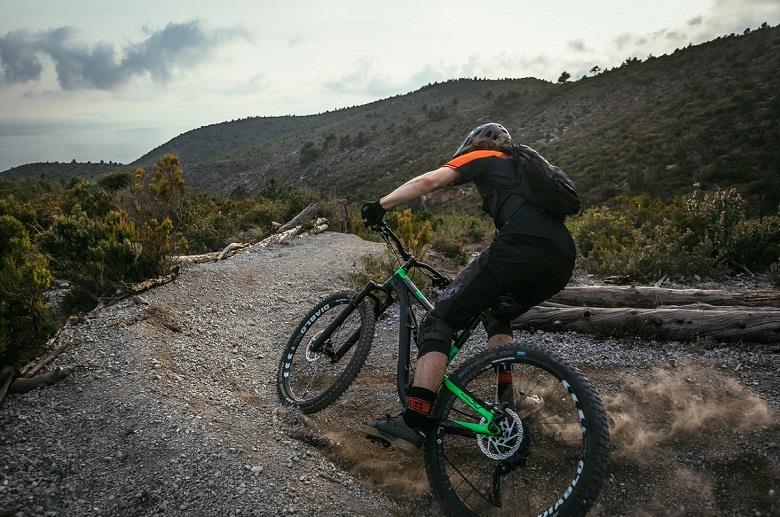 Duża sztywność to zaleta roweru enduro Kellys Swag 50